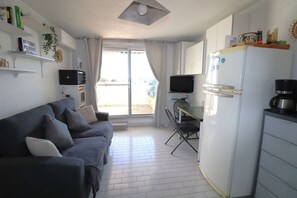 Living area - Studio cabin, air-conditioned, near beach, garage (LE GRAU DU ROI)