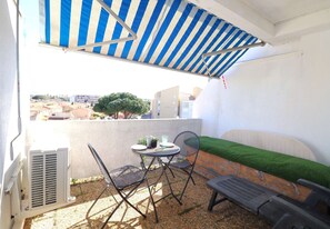 Outdoor dining - Studio cabin, air-conditioned, near beach, garage (LE GRAU DU ROI)