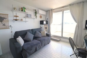 Living area - Studio cabin, air-conditioned, near beach, garage (LE GRAU DU ROI)