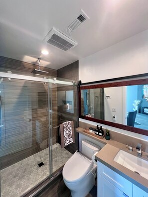 Bathroom - Stunning View, outdoor enthusiast dream! 2 bedroom, 2 full baths (Volcano)