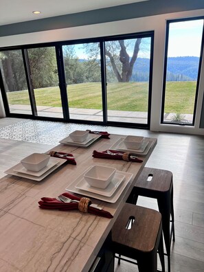 Dining - Stunning View, outdoor enthusiast dream! 2 bedroom, 2 full baths (Volcano)