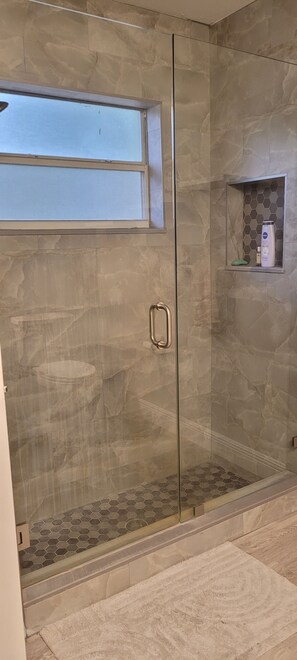 Bathroom - Serene and spacious 3-bedroom and 2 barhroom house on 1 Acre of land. (Wesley Chapel)