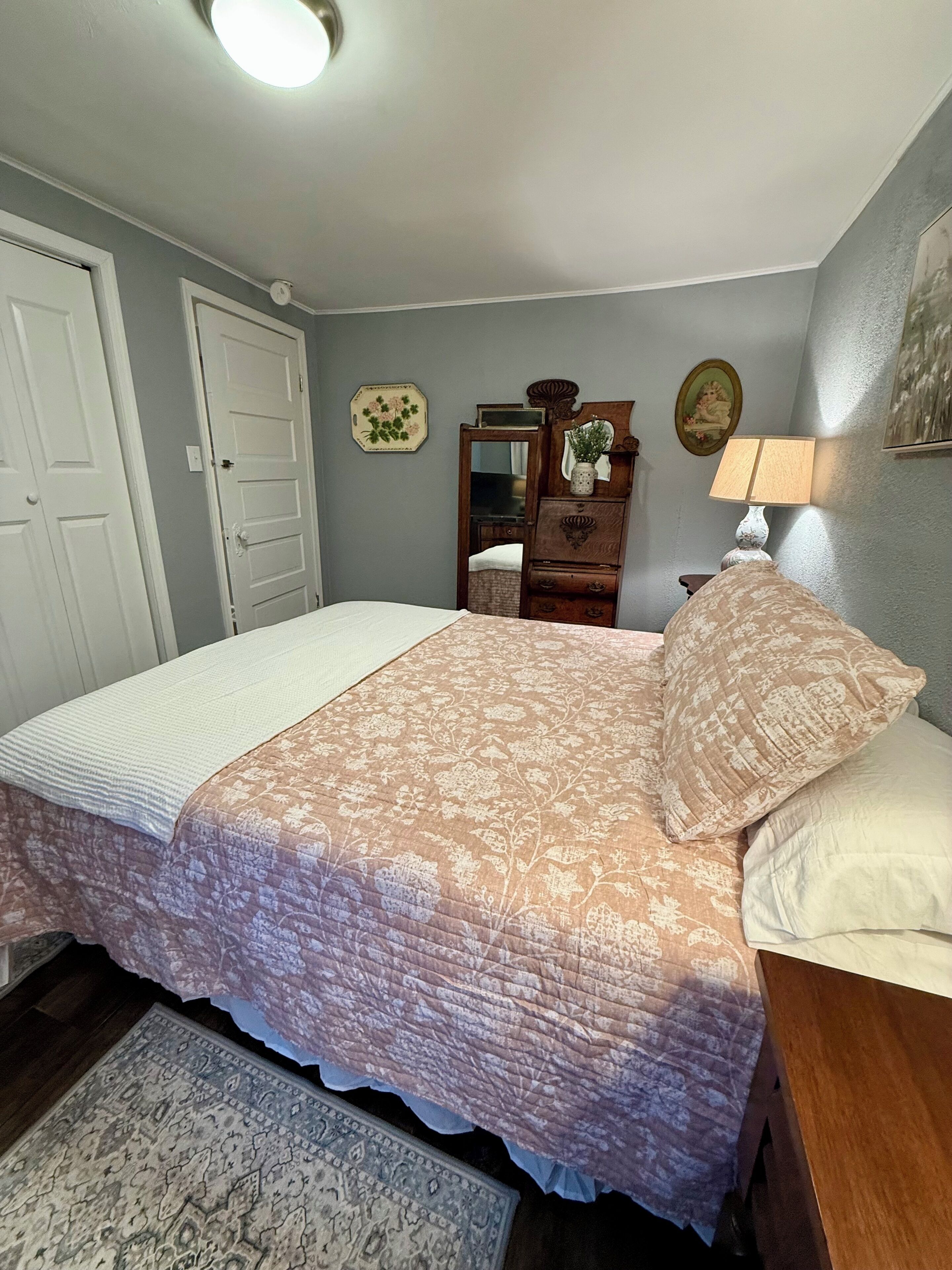 Iron/ironing board, WiFi, bed sheets