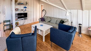 A cozy living room with a sofa, two chairs, a coffee table, a TV, and a bookshelf. - Gorgeous home in Egernsund with WiFi (Egernsund)