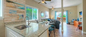 Sea Gypsy by Avantstay 1BR Coastal Condo + Shared Pool Short Walk to Beach + Mins to Port A