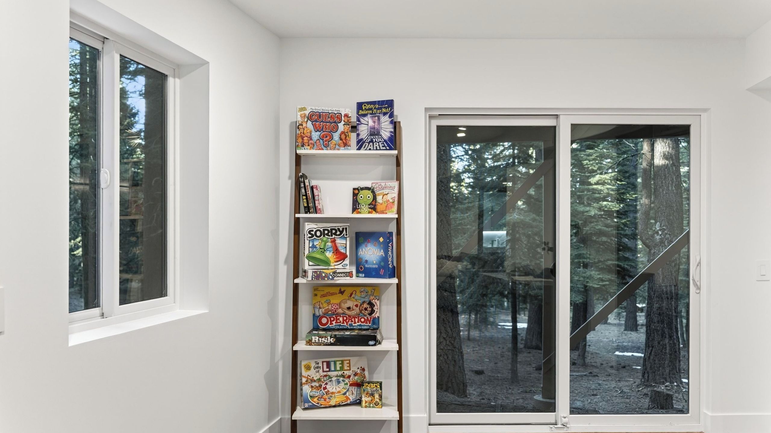 Una libreria con diversi giochi da tavolo.