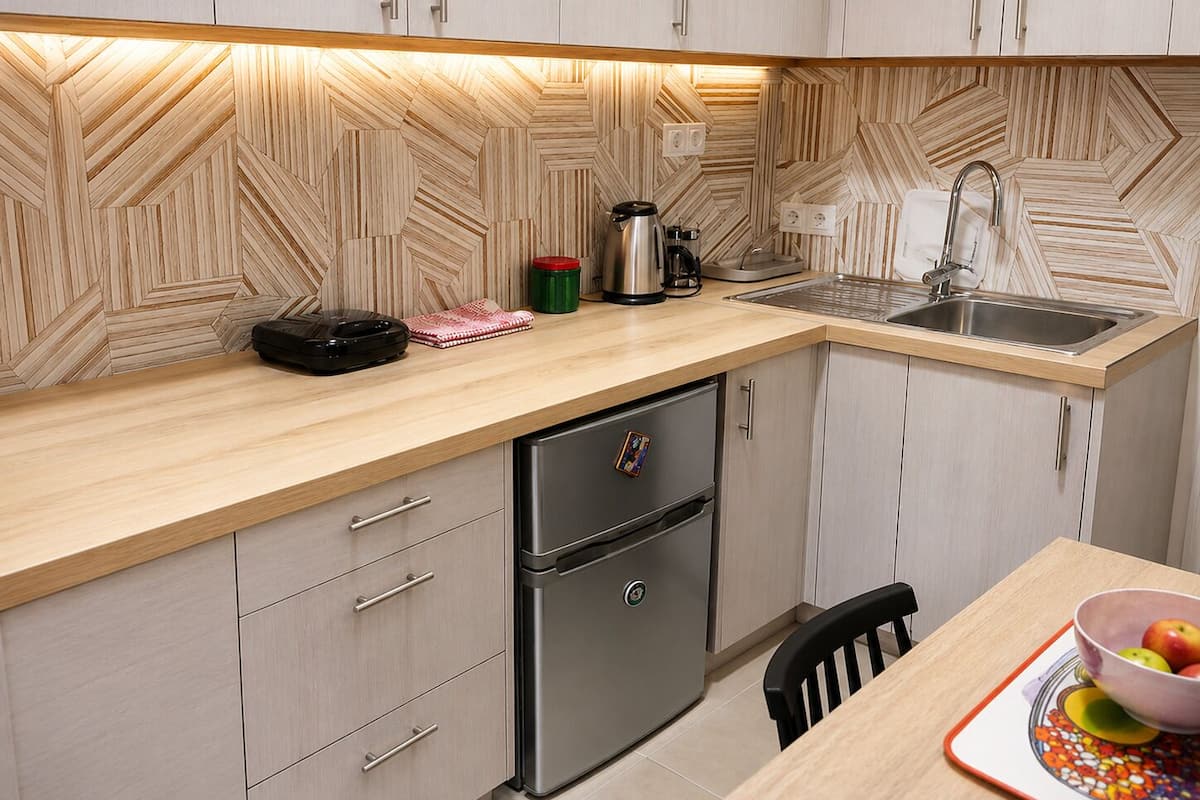Studio Deluks, pemandangan laut | Dapur pribadi | Lemari es besar, microwave, oven, dan kompor