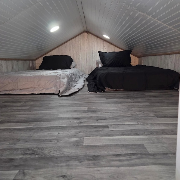 Room - Close to Truman Dam and lake access.
Fire pit area, picnic table, (Edwards)