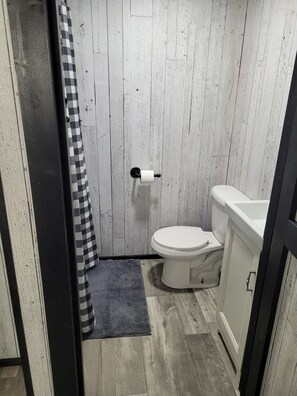 Bathroom - Close to Truman Dam and lake access.
Fire pit area, picnic table, (Edwards)