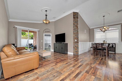 Fabulous 3-bedroom villa with AC in charming Homestead