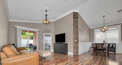 Fabulous 3-bedroom villa with AC in charming Homestead