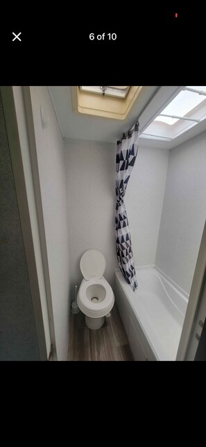 Bathroom - Montana Moon on the Lake "White Hawk" RV #3 (Babb)
