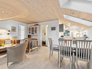 Ein geräumiges Loft mit hohen Decken, einem Essbereich und einer Küche.