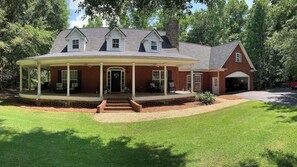 Exterior - Peaceful 6BR Retreat - Wrap-Around Porch, 600sf Study & Amazing Views (Villa Rica)