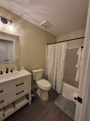 Bathroom - Cozy 1-bedroom duplex in Greenfield with AC. (Greenfield)