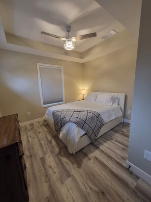 Room - Cozy 1-bedroom duplex in Greenfield with AC. (Greenfield)