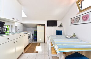 Fridge, oven, stovetop, cookware/dishes/utensils - Apartment 2431/207737 (Istria - Fažana), 200m from the beach (Fažana)