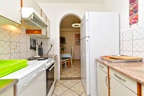 Coffee/tea maker, fridge, oven, stovetop - Apartment 2431/207738 (Istria - Fažana), 200m from the beach (Fažana)