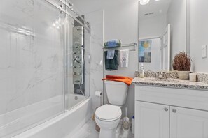 Bathroom - Bright 3-bedroom house with AC in charming Norfolk (Norfolk)