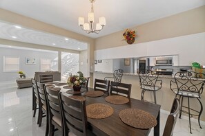 Dining - Bright 3-bedroom house with AC in charming Norfolk (Norfolk)