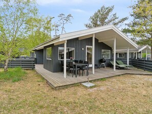 Outdoor dining - "Apelun" - 60m from the sea by Interhome (Nexø)