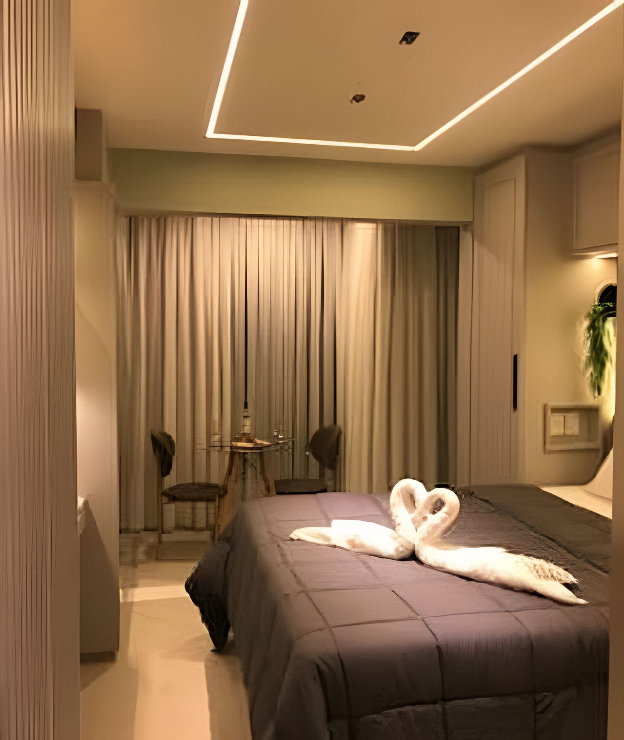 Deluxe Apartment | Laptop workspace, blackout curtains, iron/ironing board, free WiFi