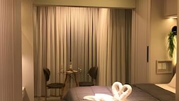 Deluxe Apartment | Laptop workspace, blackout curtains, iron/ironing board, free WiFi