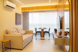 Comfort Apartment | Living area | 43-inch Smart TV with digital channels, Netflix, streaming services - Beach Class Meireles by HostFácil (Fortaleza)
