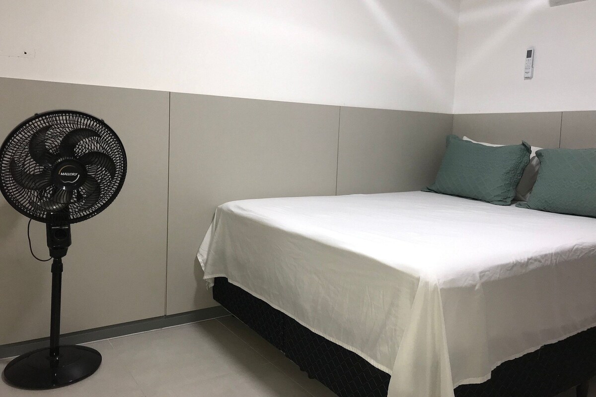 Espacio para trabajar con laptop y cortinas blackout 
