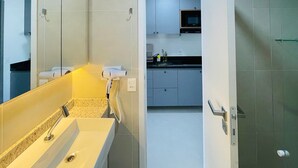 Apartamento standard | Banheiro | Chuveiro, secador de cabelo, toalhas de banho, sabonete