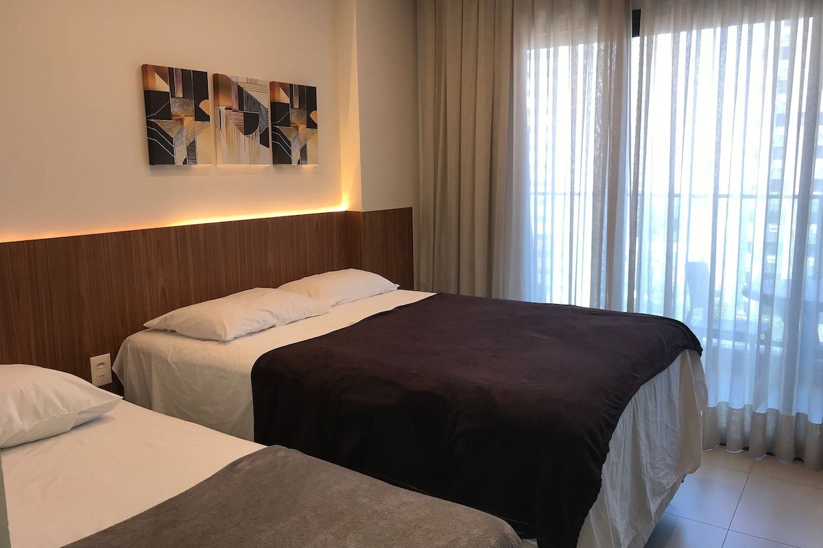 Espacio para trabajar con laptop y cortinas blackout 