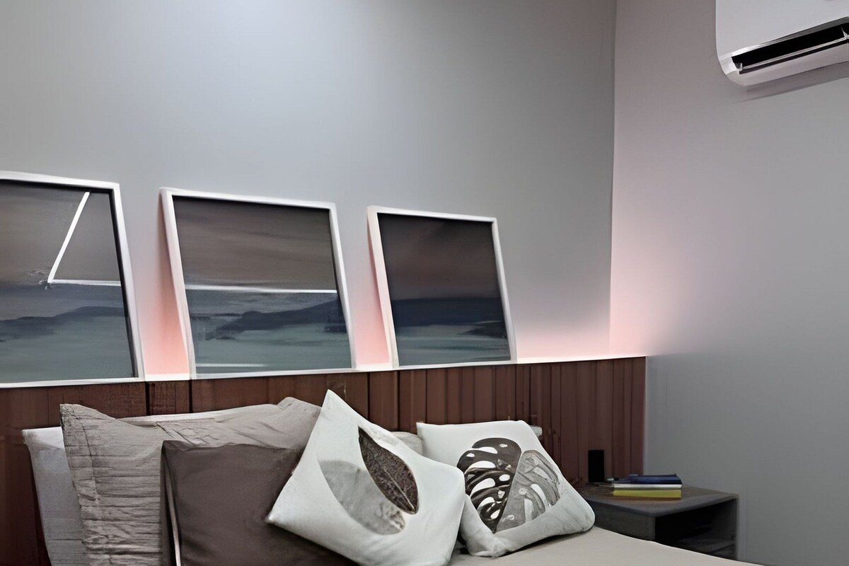 Espacio para trabajar con laptop y cortinas blackout 