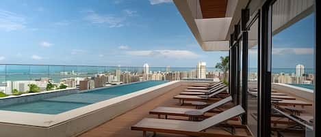 Apartamento standard | Piscina | 15 piscinas externas, funciona das 5h às meia-noite, espreguiçadeiras