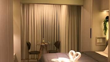 Departamento Deluxe | Espacio para trabajar con laptop y cortinas blackout