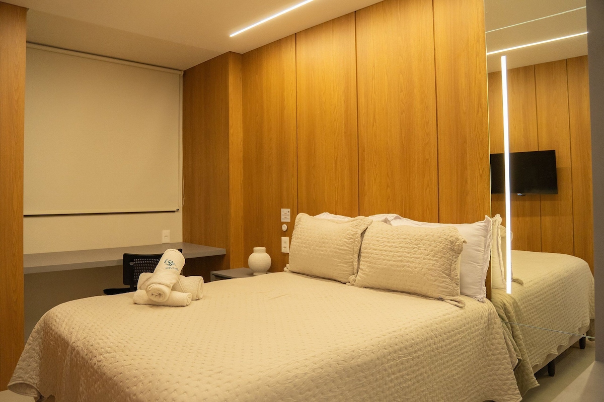 Espacio para trabajar con laptop y cortinas blackout 