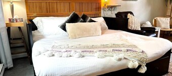 1 bedroom Suite: King, Parking, Upstairs, downtown