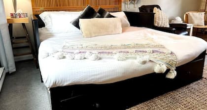 1 bedroom Suite: King, Parking, Upstairs, downtown