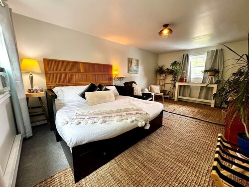 2 bed Suite: kitchen, parking, king/queen upstairs