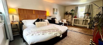 2 bed Suite: kitchen, parking, king/queen upstairs