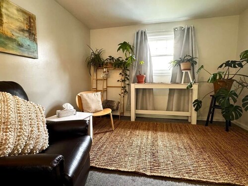 2 bed Suite: kitchen, parking, king/queen upstairs