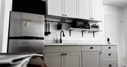 Studio: Queen bed, parking, kitchenette, downtown