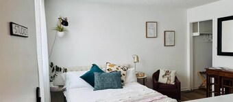 Studio: Queen bed, parking, kitchenette, downtown