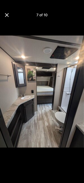 Room - Montana Moon on the Lake "Transcend Xplor" RV #5 (Babb)