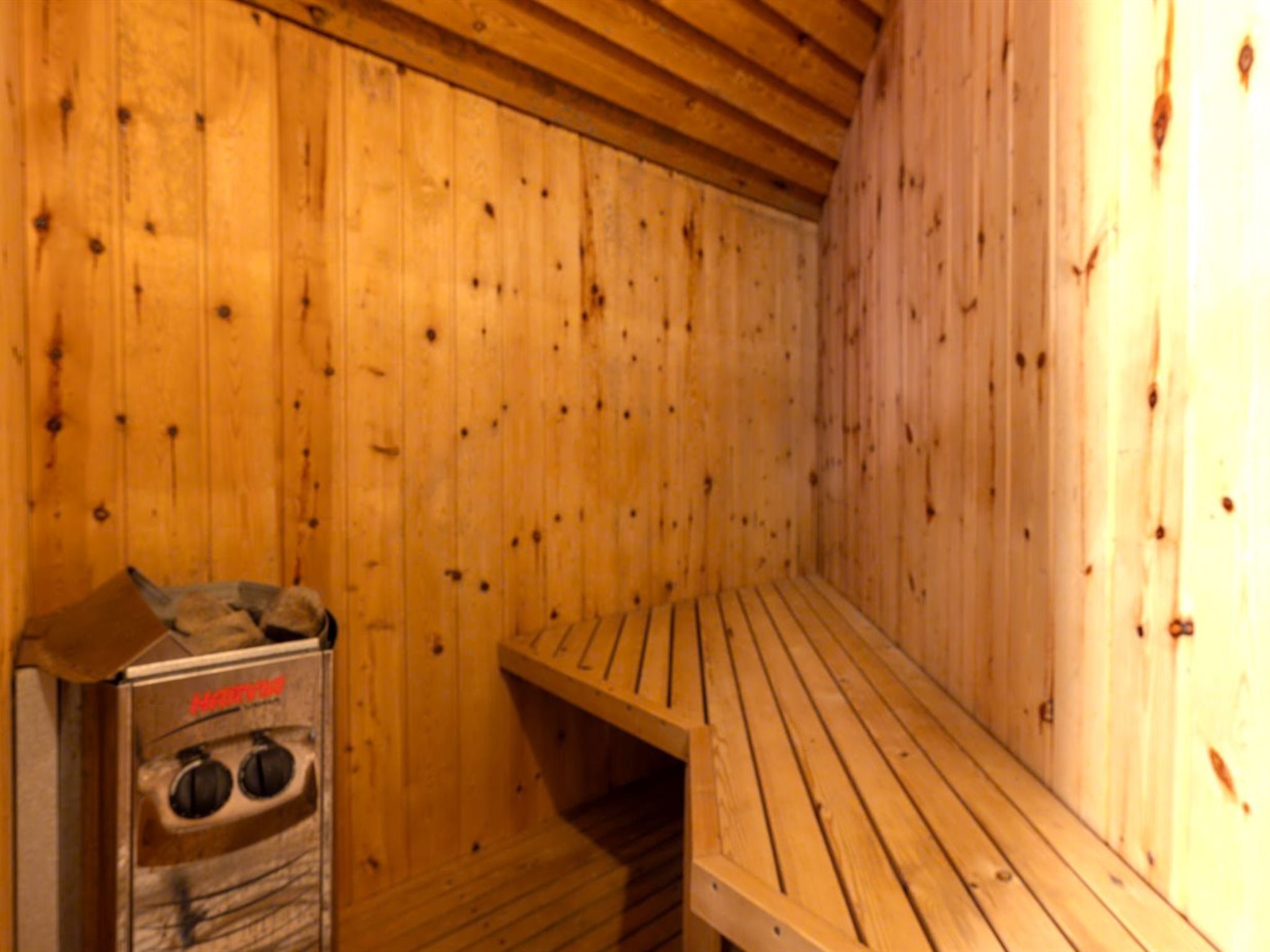 Ein Saunaraum mit Holzwänden und einer Sitzbank.