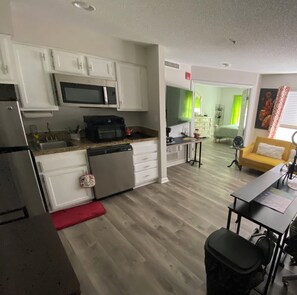 Un espacio habitable compacto con cocina, comedor y sala de estar.