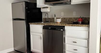 Cozy 1-bedroom walking distance from shopping /restaurants & 20 min to downtown
