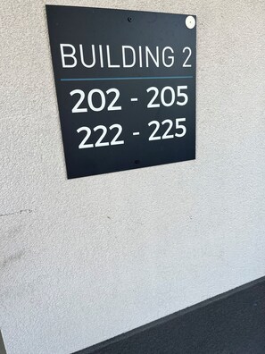 Ein Schild, das Gebäude 2 mit den Zimmernummern 202 bis 205 sowie 222 bis 225 anzeigt.
