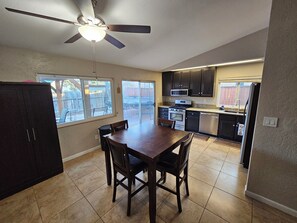 Private kitchen - Cozy house in the heart of Willow Springs (Rosamond)