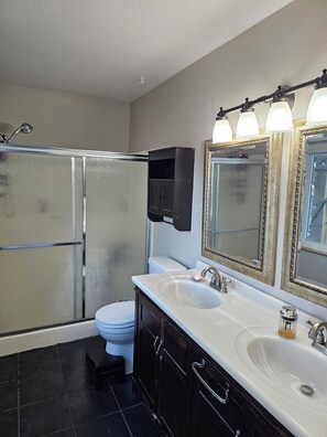 Bathroom - Cozy house in the heart of Willow Springs (Rosamond)