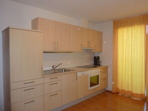 Kühlschrank, Mikrowelle, Ofen, Geschirrspüler